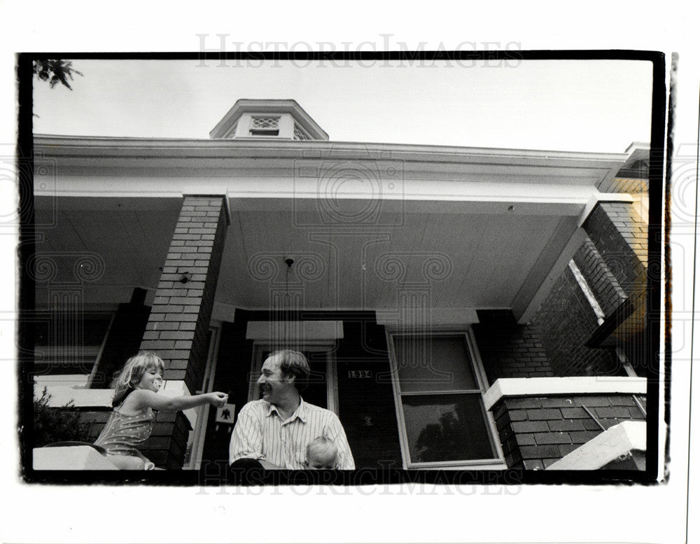 1999 Press Photo Wylie Kellerman Lydia Lucy porch home. - Historic Images