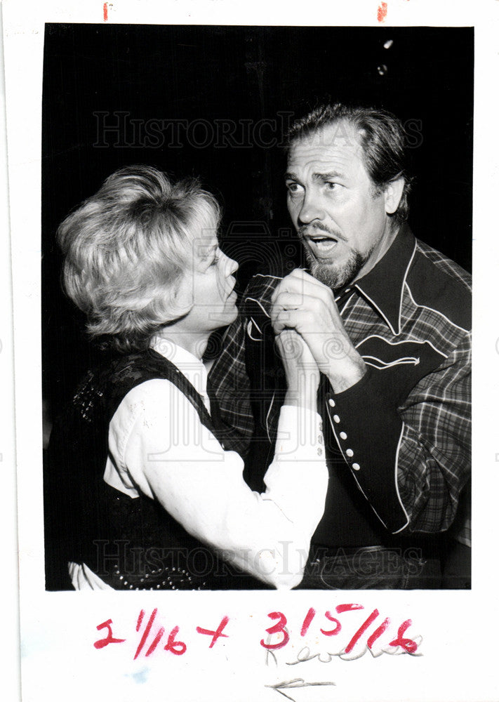 1964 Press Photo Howard Keel helen SHARE startled - Historic Images