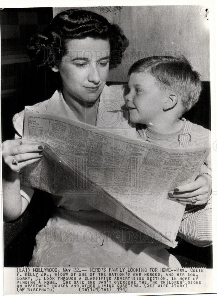 1943 Press Photo Mrs. Colin Kelly widow searching home - Historic Images