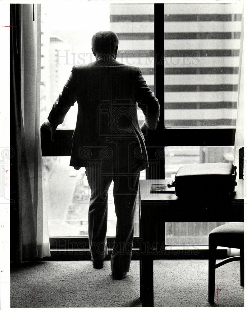 1984 Press Photo Damon Keith standing at hotel window - Historic Images