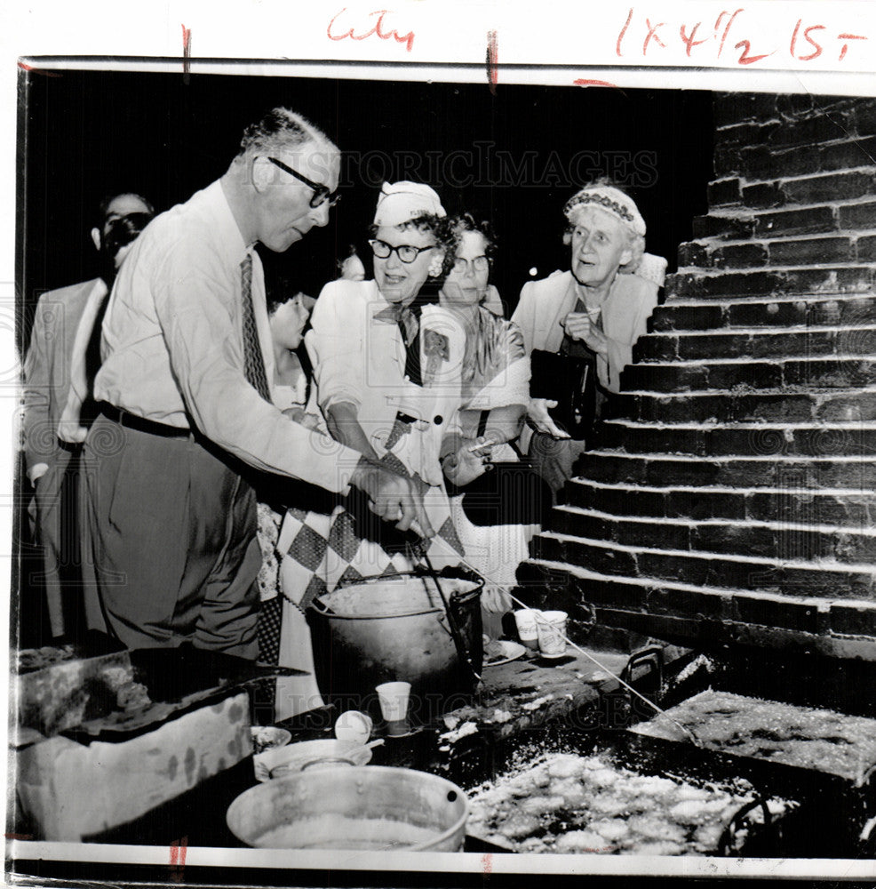 1956 Press Photo Estes KeFauver cooking - Historic Images