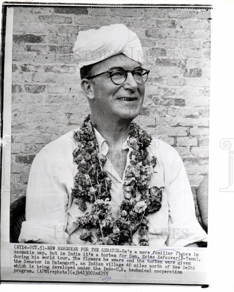 1955 Press Photo The flowers he wears and the turban - Historic Images