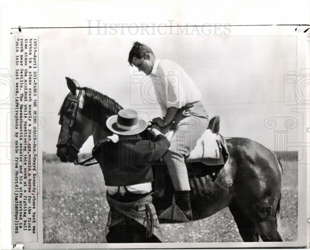 1965 Press Photo Sen. Edward Kennedy mounts horse - Historic Images