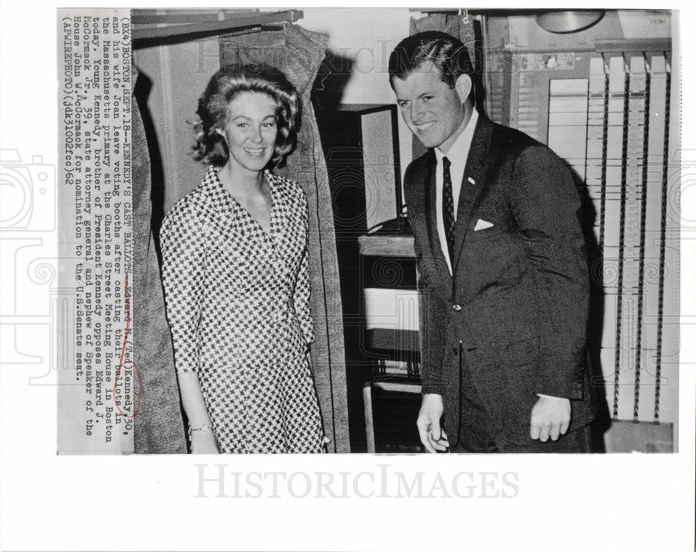 1962 Press Photo Edward Kennedy Joan Voting Primary - Historic Images