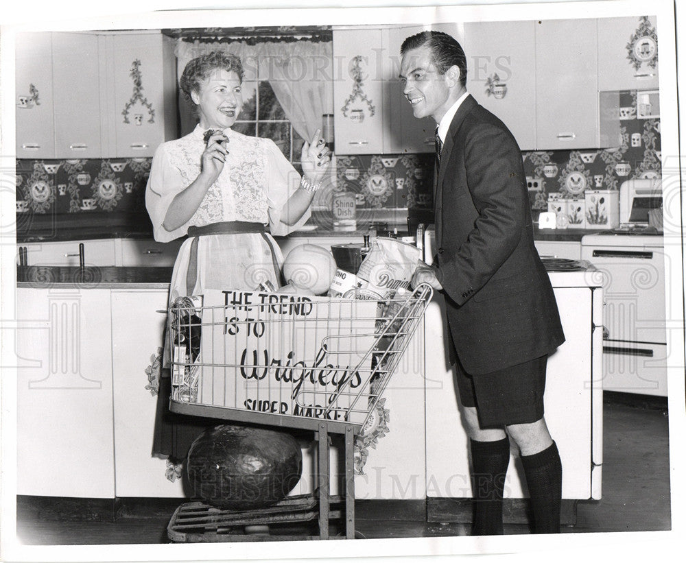 1957 Press Photo Kelly shopping groceries Melrose greet - Historic Images