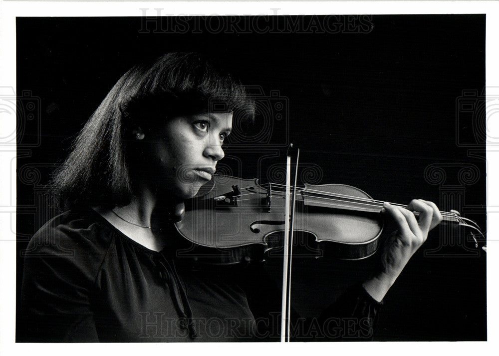 1983 Press Photo Velda Kelly orchestral fellow violin - Historic Images