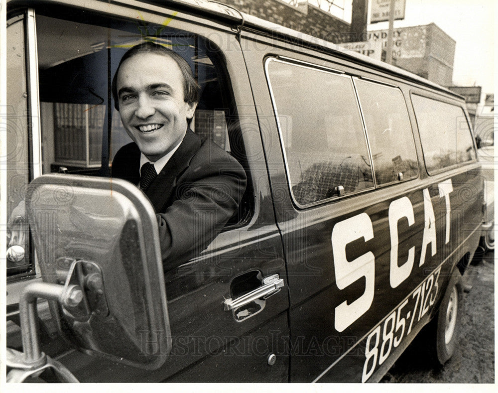 1980 Press Photo Sen. John Kelly in SCAT van - Historic Images