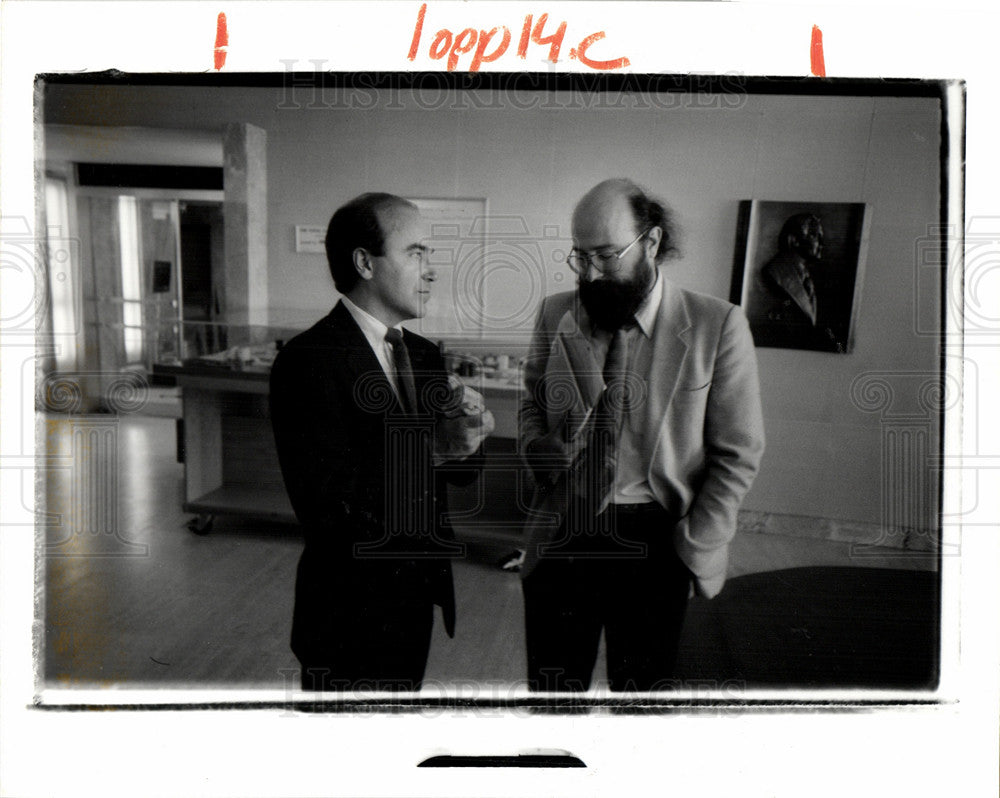 1989 Press Photo John Kelly and Edward talks at Detroit - Historic Images