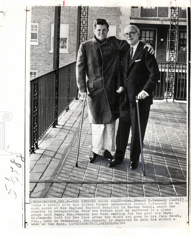 1964 Press Photo Edward Kennedy senator Boston hospital - Historic Images