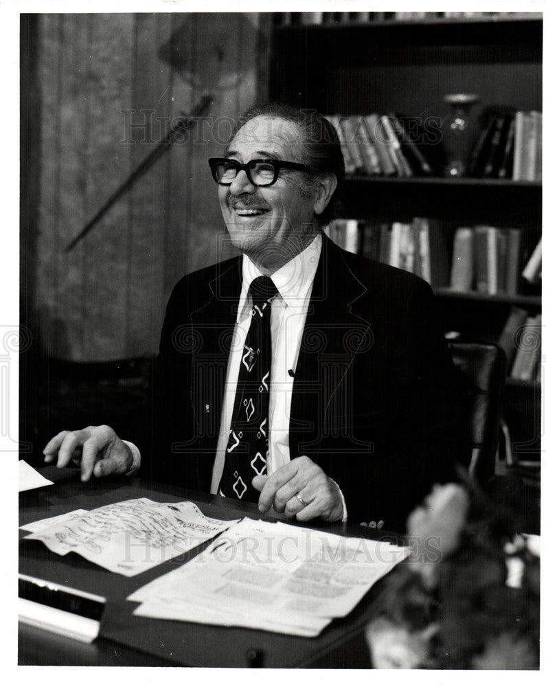 1976 Press Photo Bill Kennedy Works At Desk - Historic Images