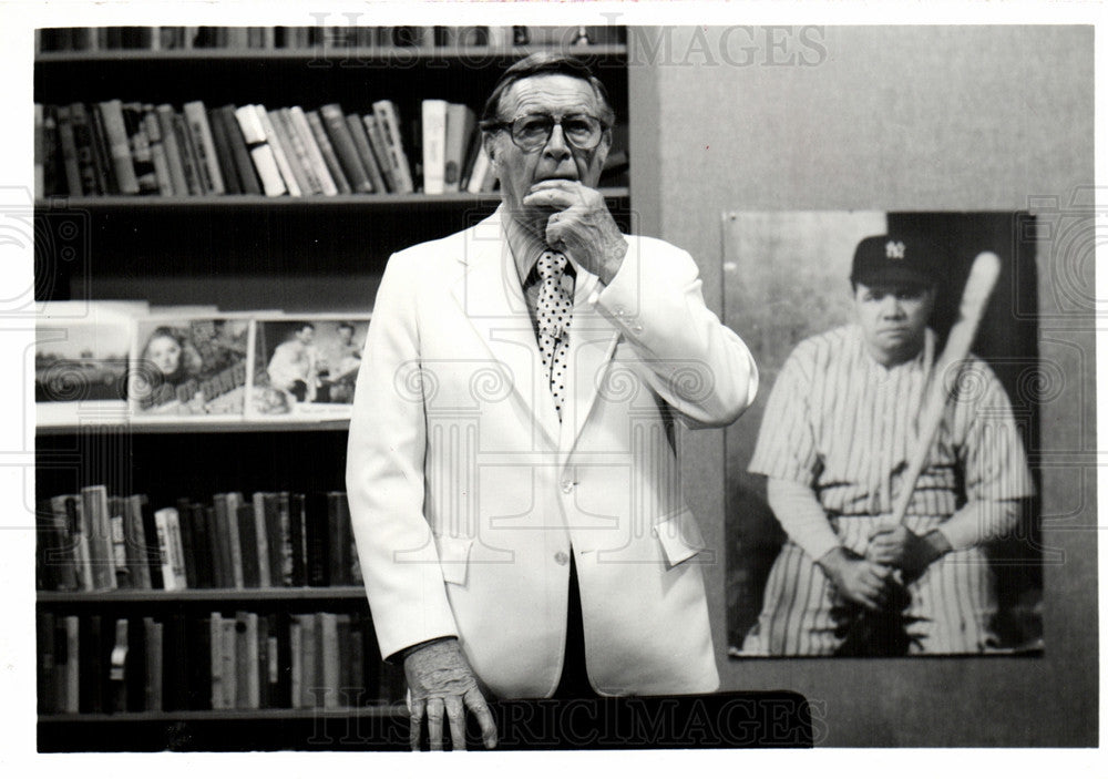 1981 Press Photo Bill Kennedy WKBD-TV gossiping - Historic Images