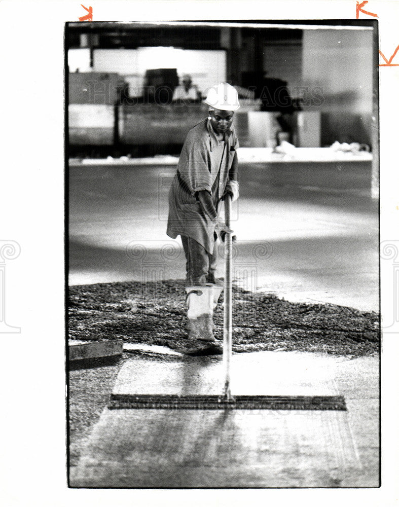 1986 Press Photo Ms Kemp smoothing concret - Historic Images