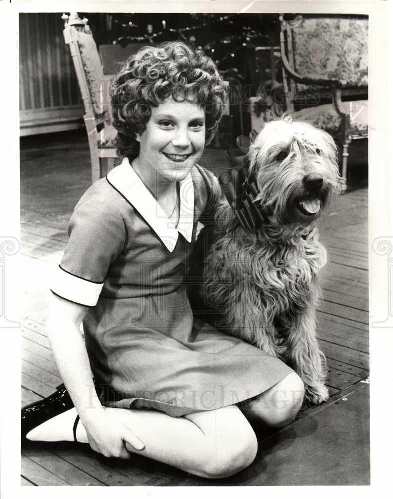 1978 Press Photo Kathy-Jo Kelly Sandy Annie dog play - Historic Images