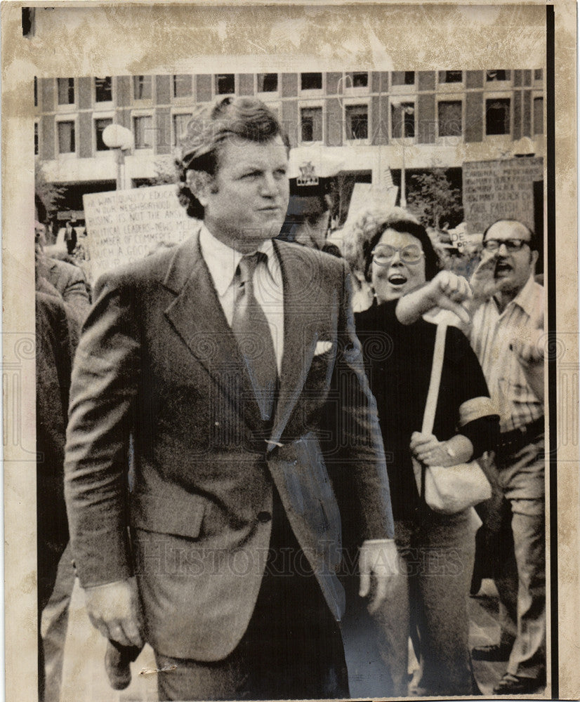 1974 Press Photo Kennedy booed off a stage Boston Rally - Historic Images