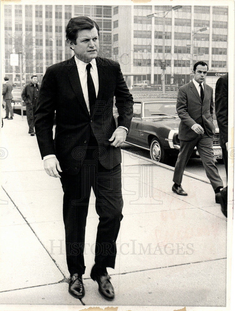 1970 Press Photo Senator Ted Kennedy sidewalk - Historic Images