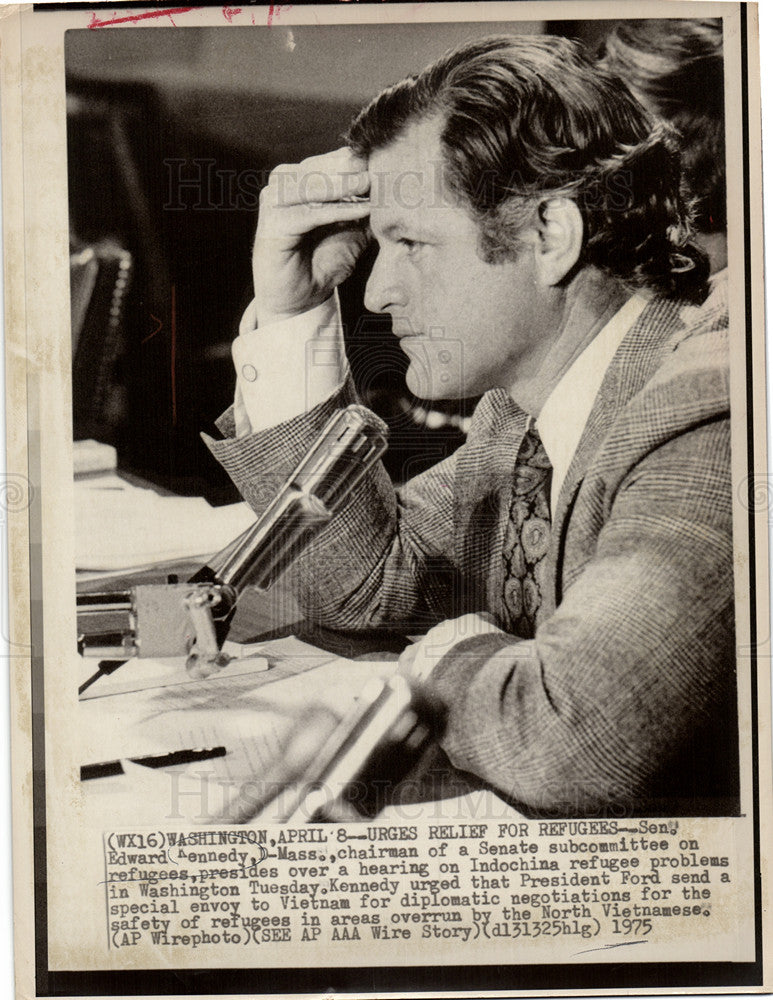 1975 Press Photo Edward Kennedy senator refugees - Historic Images