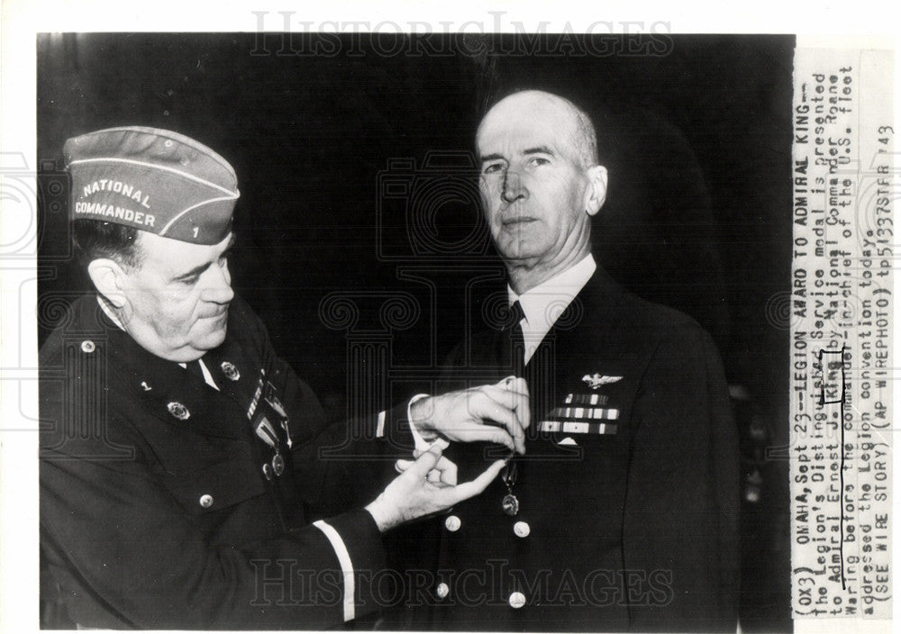 1943 Press Photo Ernest King Legion Service Medal - Historic Images