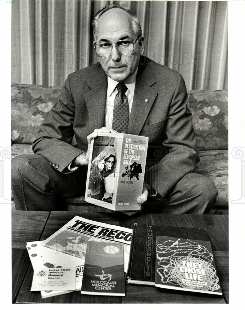 1986 Press Photo Kenneth King in his living room. - Historic Images