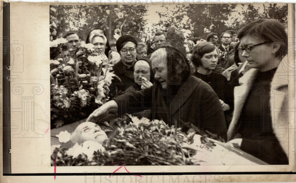 1971 Press Photo Final Farewell Nina Petrovna - Historic Images