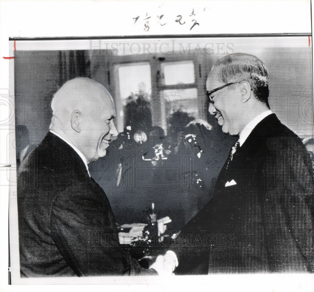 1963 Press Photo Khrushchev handshake UN chief U Thant - Historic Images