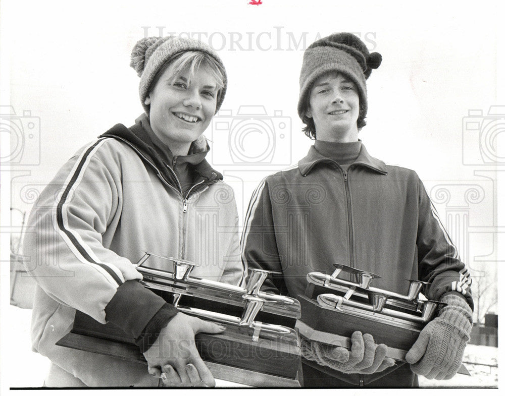 1977 Press Photo connie paraskevin craig kessler skates - Historic Images