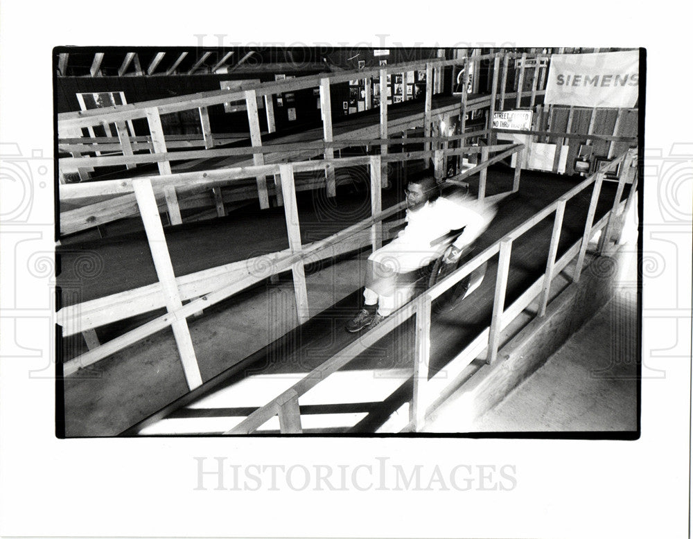 1990 Press Photo Jim Keskeny trains ramps Ann Arbor - Historic Images