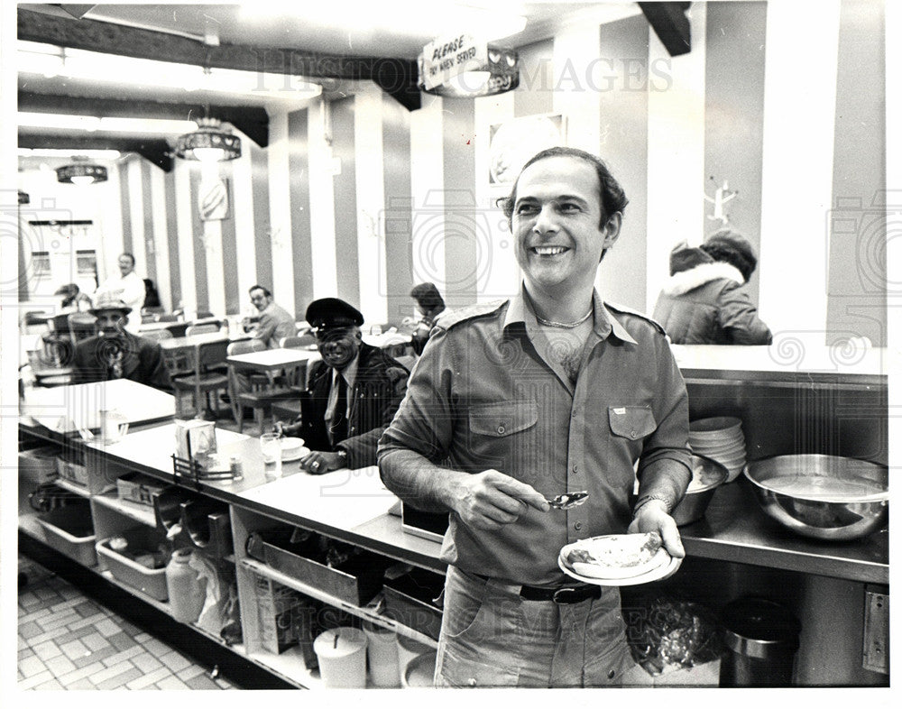 1982 Press Photo Dan Keros American Coney island - Historic Images