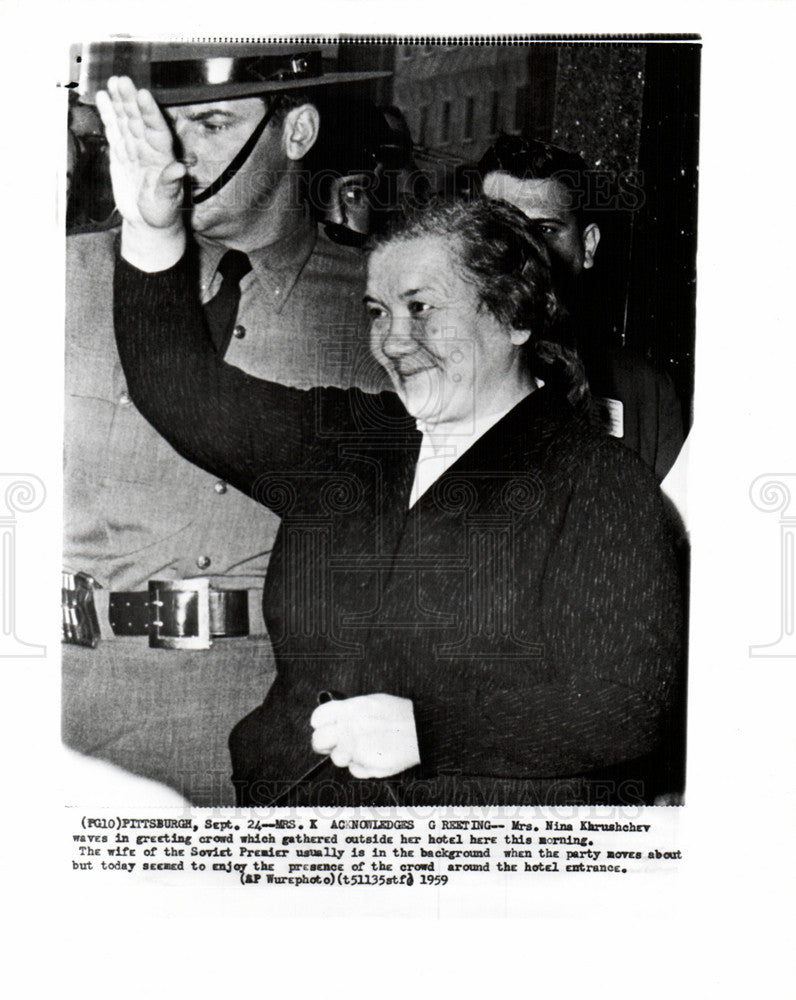 1959 Press Photo Nina Khrushchev Wave Greeting - Historic Images