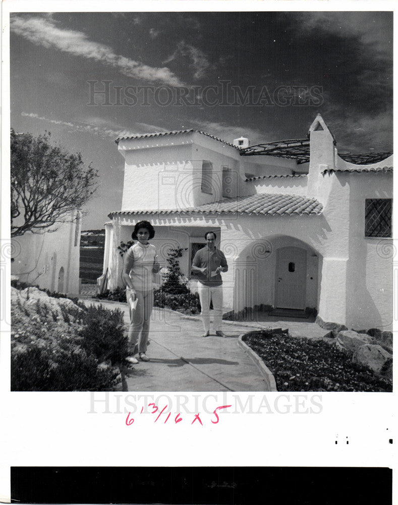 1967 Press Photo karim gilbey writer villa - Historic Images