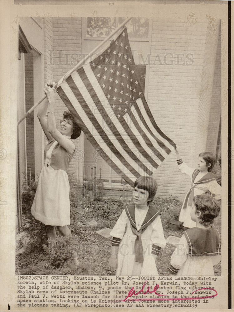 1973 Press Photo Skylab Shirley Kerwin Flag US Wife - Historic Images