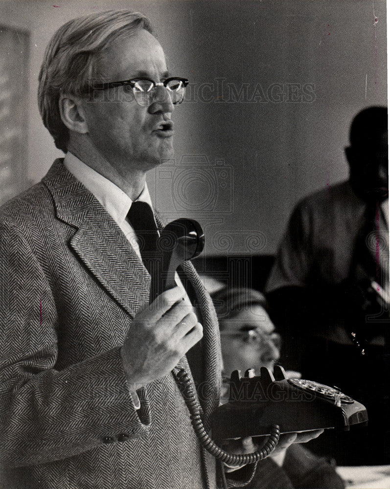 1981 Press Photo Mike Kerwin Depty City Clerk - Historic Images