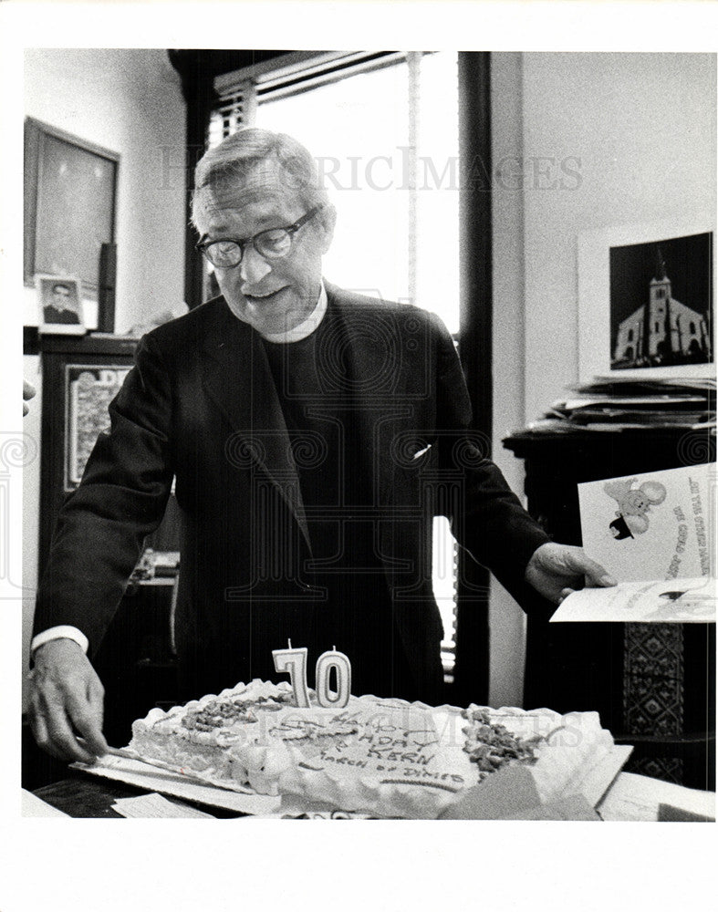 1977 Press Photo Clement Father Kern - Historic Images