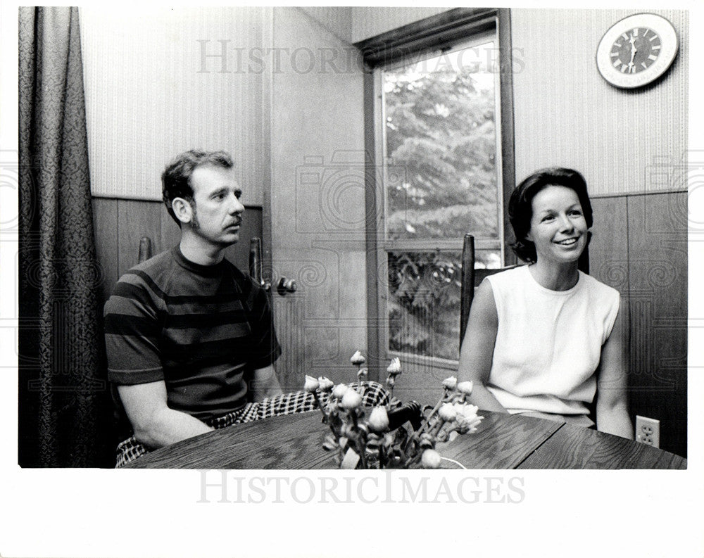 Press Photo Family Sitting At Dinner Table - Historic Images