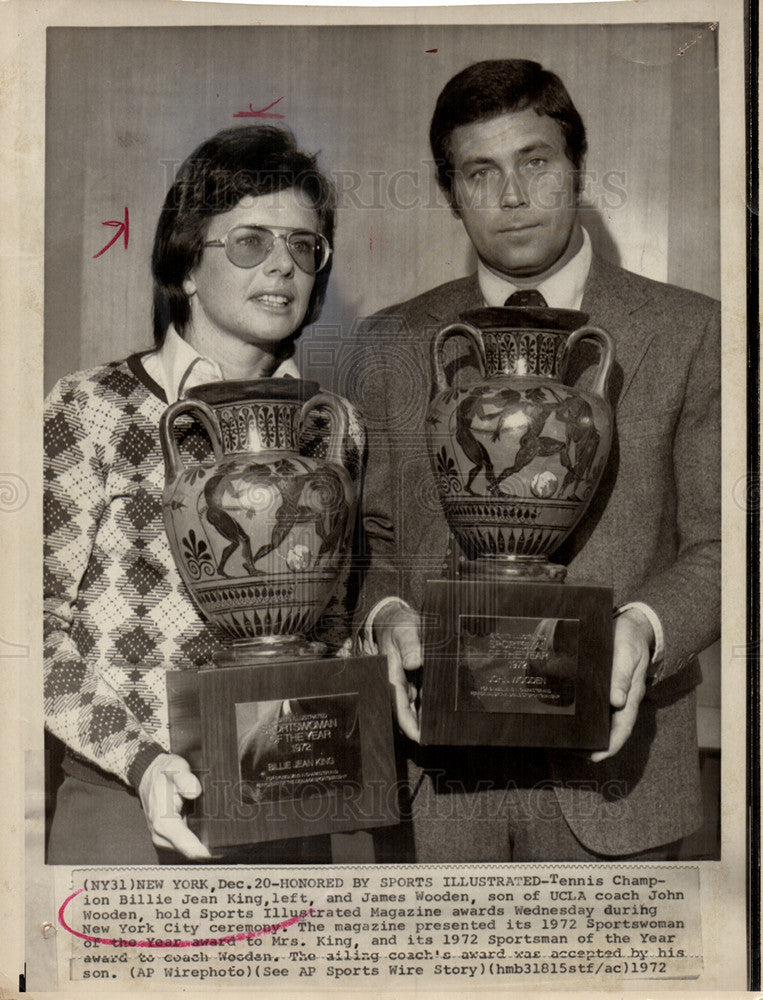 1972 Press Photo Billie Jean King John Wooden awards - Historic Images