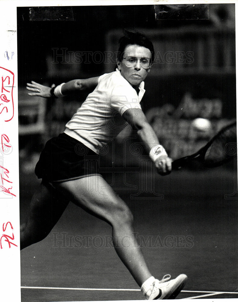 1982 Press Photo BILLIE JEAN TENIS STAR WALKS OFF COURT - Historic Images