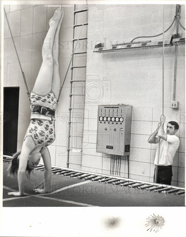 1976 Press Photo Vicki Kimball trains somersaults Dick - Historic Images