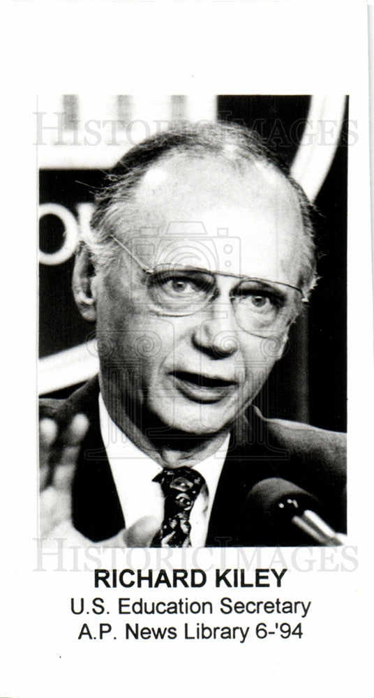 1994 Press Photo Richard Kiley,U.S. Education Secretary - Historic Images