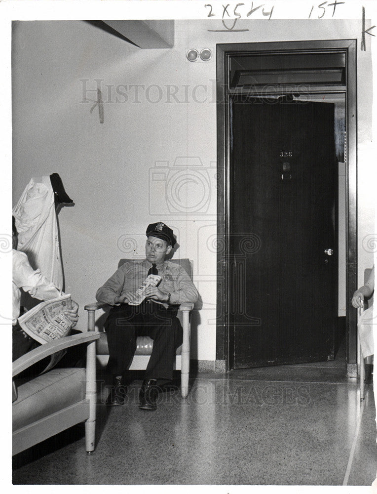 1958 Press Photo Frank Kierdorf lay sundaay curtain - Historic Images