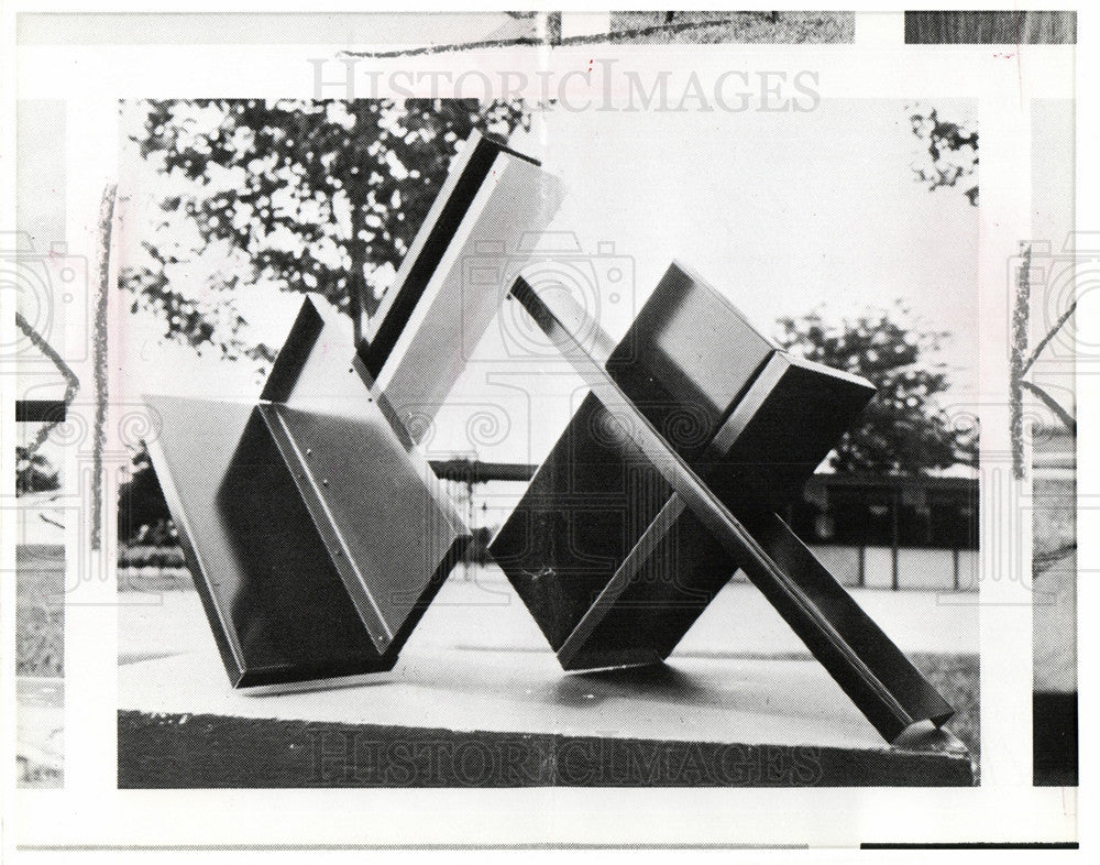 1981 Press Photo Outdoor Sculpture - Historic Images