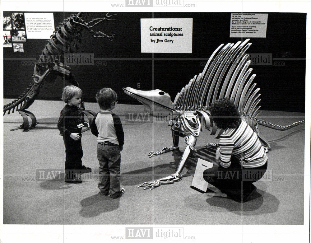 1988 Press Photo Mom and Kids look at a &quot;Dimetrodon&quot;. - Historic Images