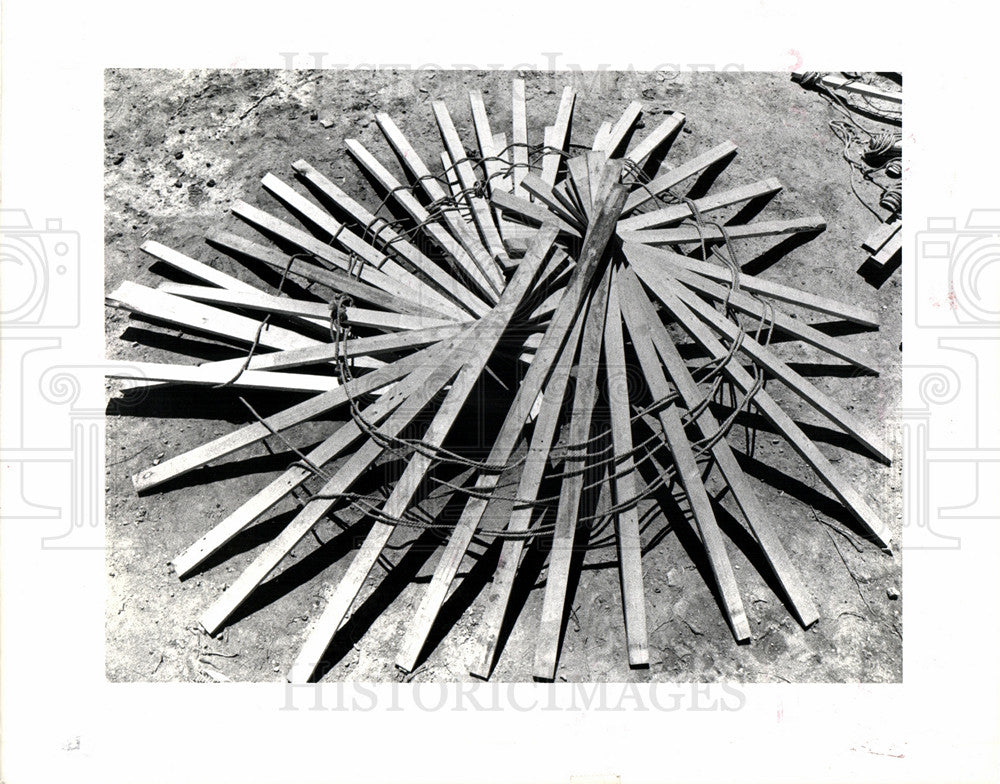 1977 Press Photo Rope And Beam Sculpture - Historic Images