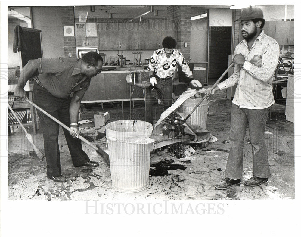 1977 Press Photo janitors clean school vandalism Taft - Historic Images