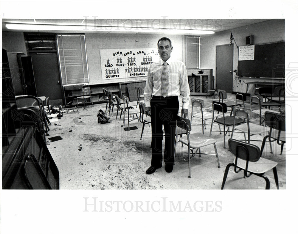 1986 Press Photo Principal James Dieck school classroom - Historic Images