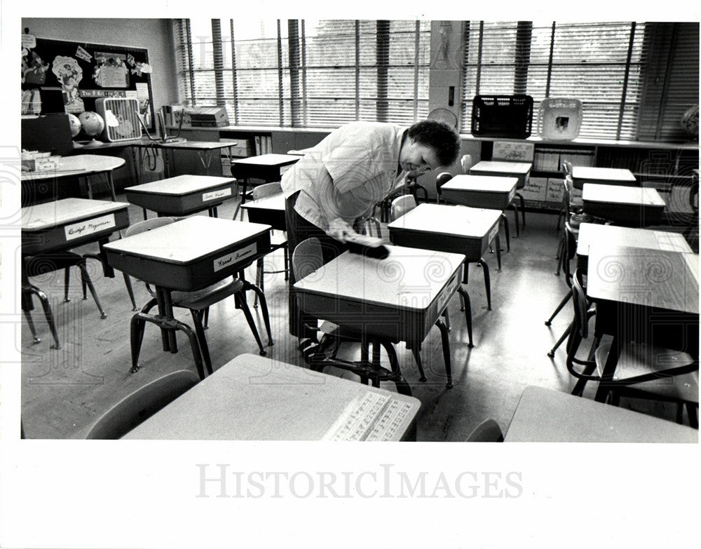 1986 Press Photo teacher cleans vandals smashed - Historic Images