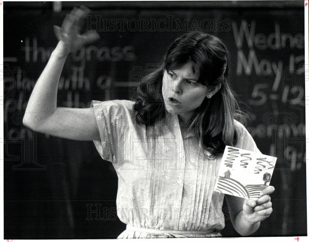 1982 Press Photo Lynn Bodden Teacher Germany Students - Historic Images