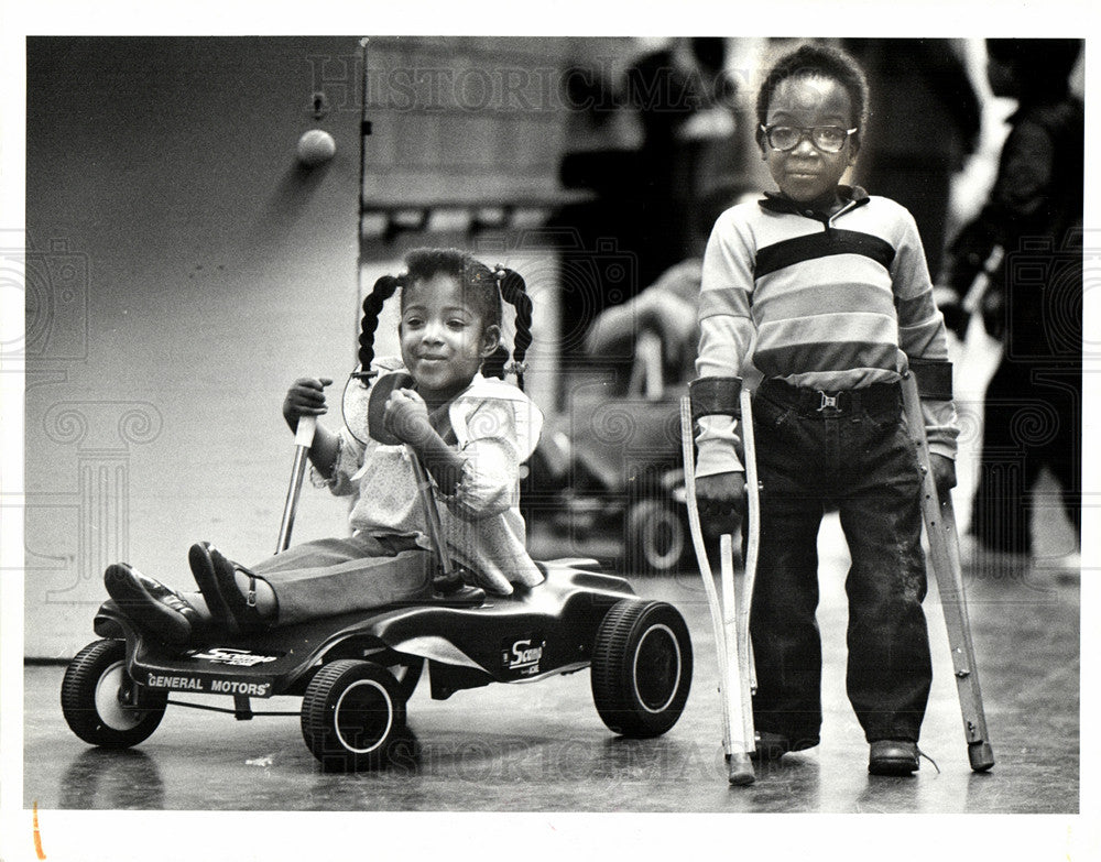 1985 Press Photo hand-propelled cars GM therapy fun - Historic Images