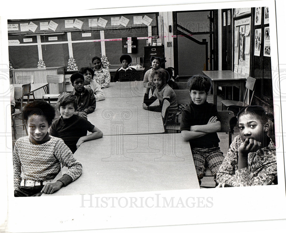 1976 Press Photo Wilkins School Students Shy Smile New - Historic Images