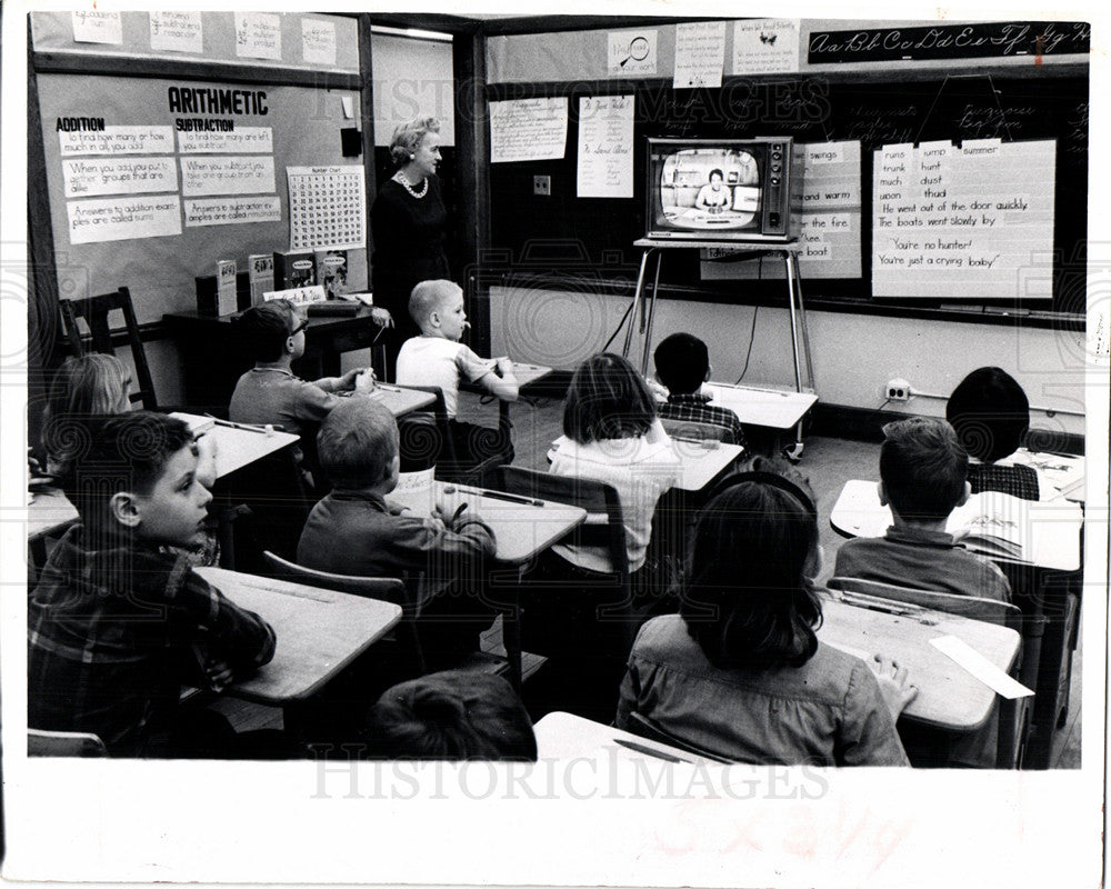 1982 Press Photo School Classroom TV Students Education - Historic Images