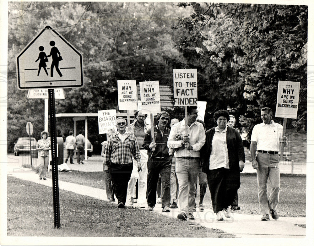 1983 Press Photo Walled Lake Jr High Teachers Strike - Historic Images