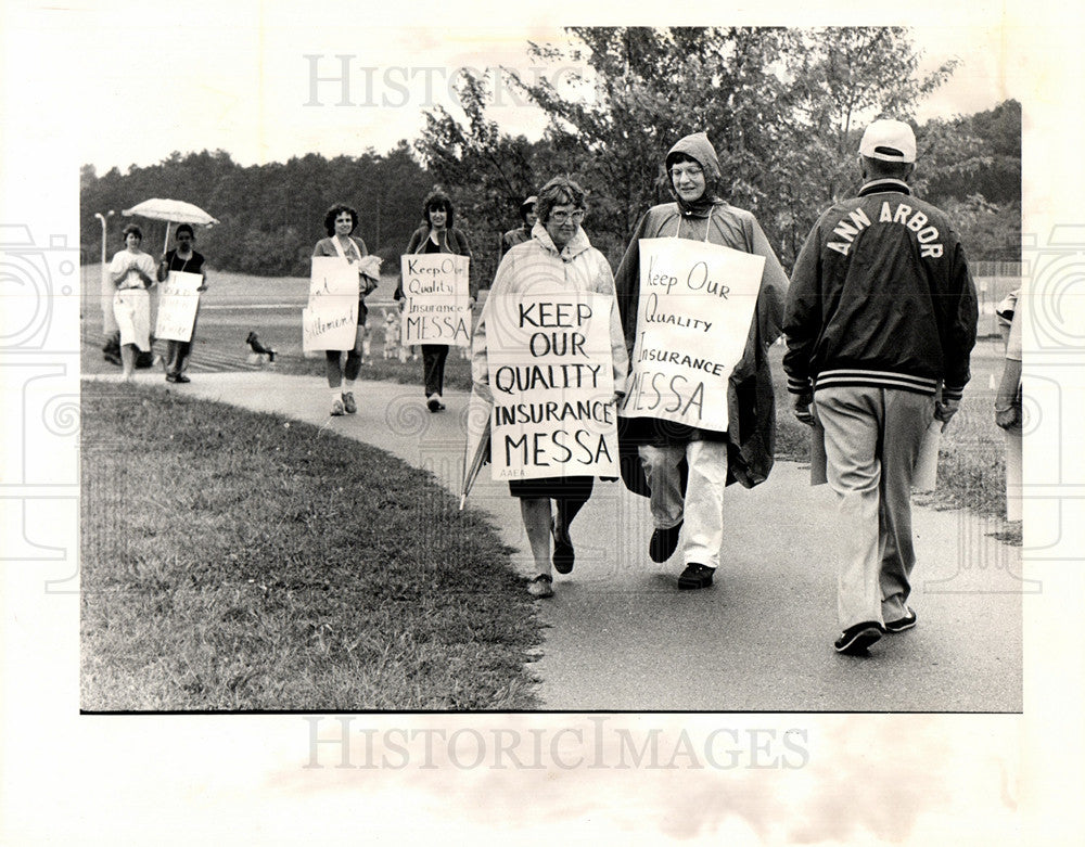 1983 Press Photo Teachers on Picket Line Huron High - Historic Images